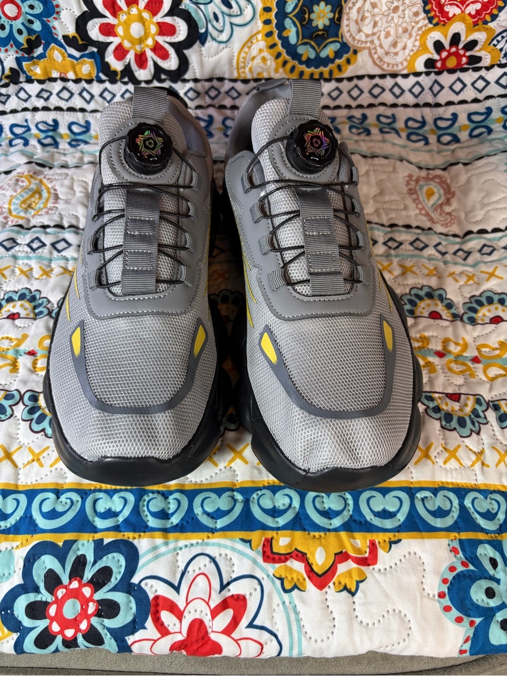 Light Gray Athletic Sneakers with Yellow Accents – Men's Performance Trainers